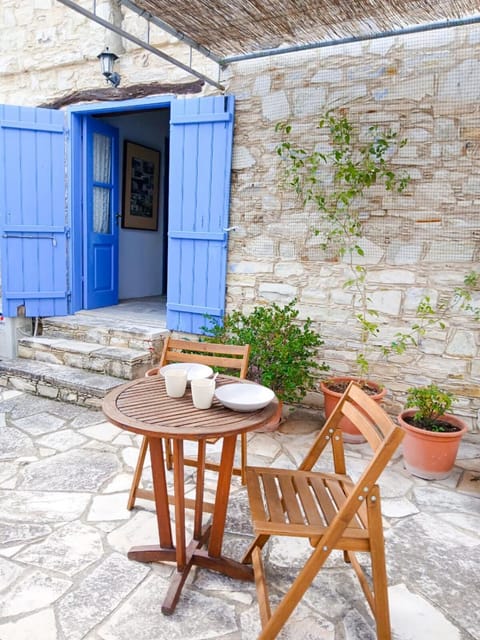 Property building, Patio, Day, Balcony/Terrace