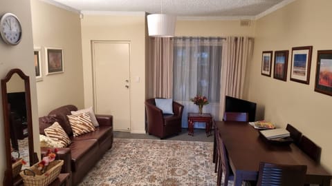 TV and multimedia, Living room, Photo of the whole room, Seating area, Dining area