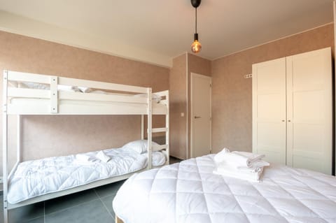 Nice and bright apartment with parking for 8 Apartment in Ostend