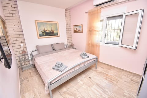 Bed, Photo of the whole room, Bedroom, air conditioner