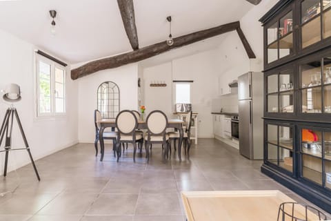 Kitchen or kitchenette, Dining area