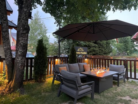 Garden, Seating area, fireplace