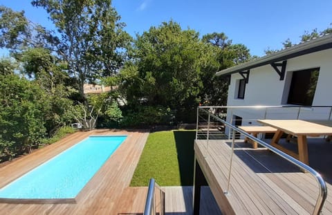 Property building, Garden, Swimming pool