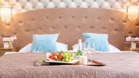 Bed, Food and drinks, Other, Other, Photo of the whole room, Decorative detail, Seating area, Bedroom, Food