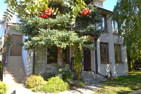 Property building, Facade/entrance, Spring, Day, Garden, Garden view, Street view