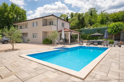 Property building, Patio, Garden, Garden view, Pool view, Swimming pool, Parking, sunbed