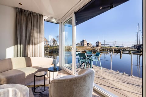 Natural landscape, Balcony/Terrace, Living room, Seating area, Lake view
