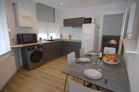 Centre ville, WIFI, Gare 600m, Prox Lille, Lit King size Apartment in Flanders