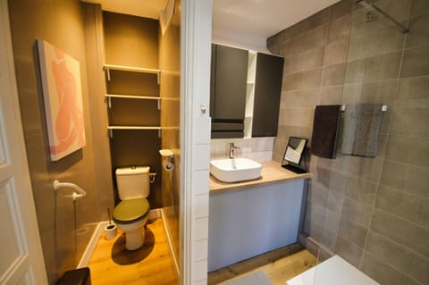 Centre ville, WIFI, Gare 600m, Prox Lille, Lit King size Apartment in Flanders