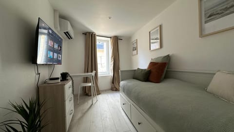 Bed, TV and multimedia, Living room, Bedroom