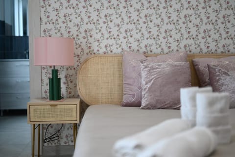 Bed, Bedroom, towels