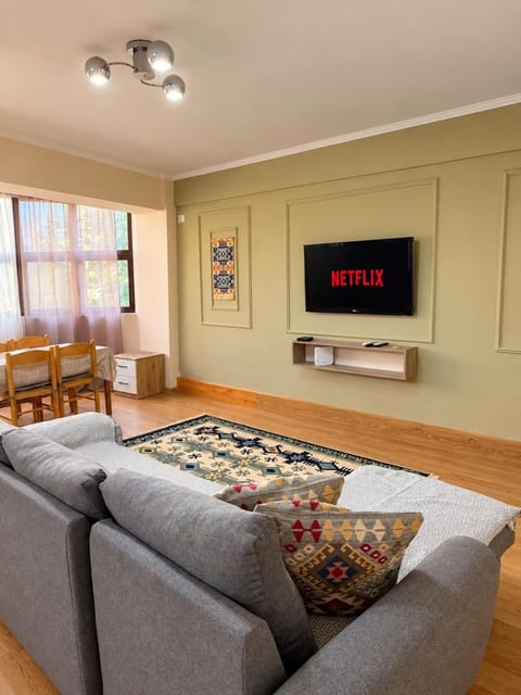 Communal lounge/ TV room, TV and multimedia, Living room, Seating area, Evening entertainment