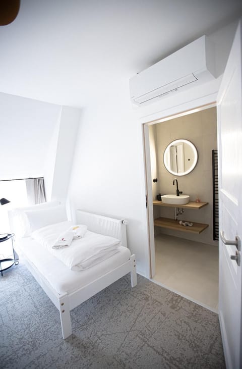 Bed, Bathroom