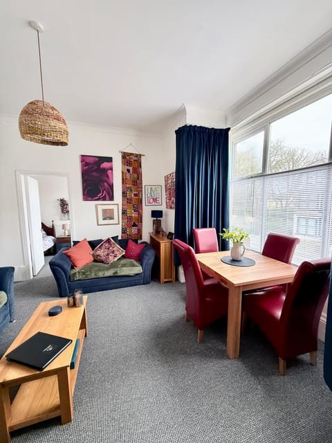 Living room, Breakfast