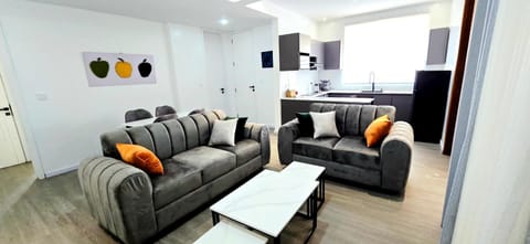 TV and multimedia, Kitchen or kitchenette, Living room, Seating area