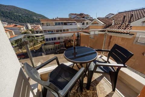 Property building, Day, Balcony/Terrace, Dining area, Mountain view