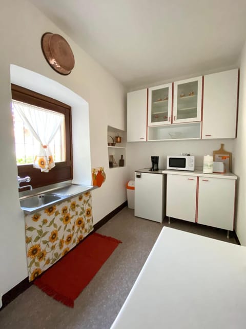 Kitchen or kitchenette, Dining area, stove
