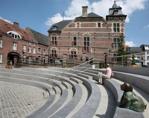 Nearby landmark, Landmark view