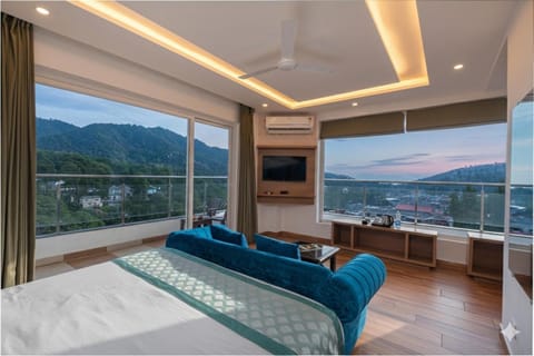 Natural landscape, TV and multimedia, View (from property/room), Photo of the whole room, Bedroom, Mountain view