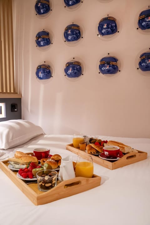 Bed, Food and drinks, Photo of the whole room, Bedroom, Food, Breakfast, Continental breakfast, Lunch, Drinks