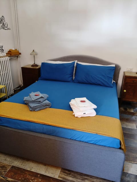 Bed, Photo of the whole room, Seating area, Bedroom, locker, towels, wardrobe, air conditioner