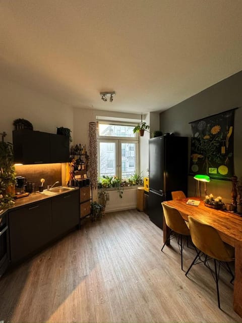 Kitchen or kitchenette, Seating area, Dining area