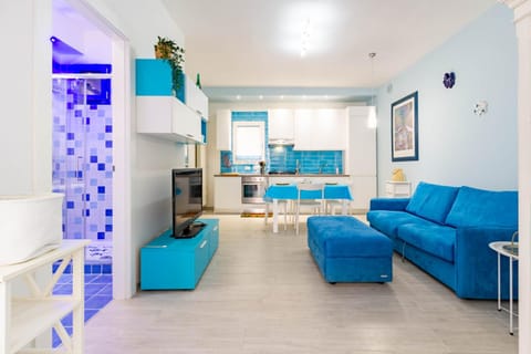 Bed, Kitchen or kitchenette, Living room, Photo of the whole room, Seating area