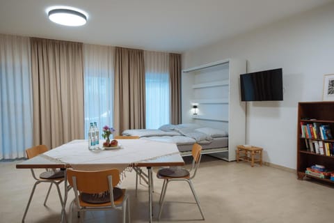 Bed, TV and multimedia, Photo of the whole room, Seating area, Dining area