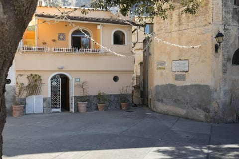 Property building, Neighbourhood