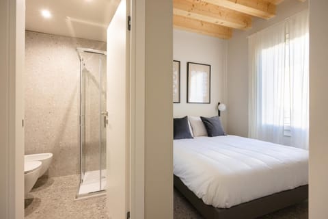 Shower, Toilet, Bed, Bathroom, Photo of the whole room, Bedroom, towels