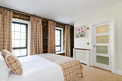 Bed, Photo of the whole room, Bedroom, internet, wardrobe