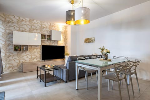 Communal lounge/ TV room, TV and multimedia, Living room, Seating area, Dining area