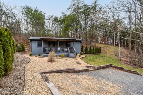 Whiskey Stone Hot Tub Fireplace Grill Arcade House in Sevierville