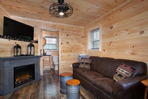 Whiskey Stone Hot Tub Fireplace Grill Arcade House in Sevierville