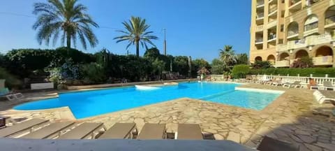Swimming pool, sunbed