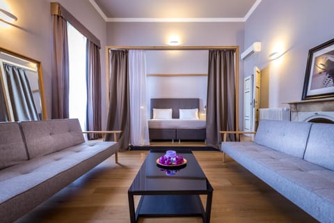 Photo of the whole room, River view