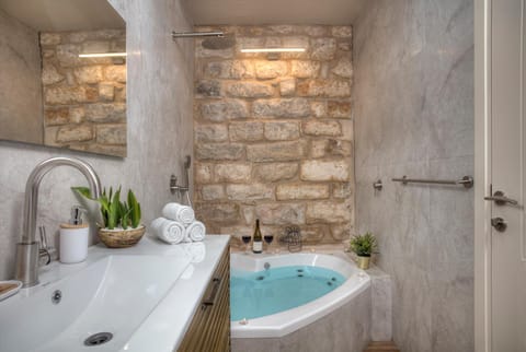 Shower, Hot Tub, Hot Tub, Bathroom, Bath, towels