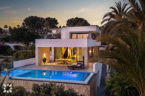 Property building, Patio, Day, Natural landscape, Garden, Garden view, Pool view, Swimming pool, sunbed