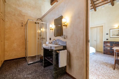 Bed, Bathroom, Photo of the whole room, Bedroom, towels