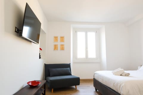 Bed, TV and multimedia, Photo of the whole room, Bedroom