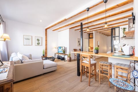 Kitchen or kitchenette, Living room, Seating area, Dining area