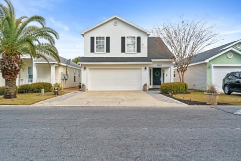 Property building, Facade/entrance, Day, Neighbourhood, Natural landscape, Parking