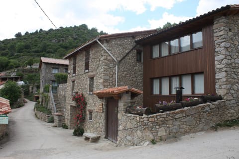 Property building, Day, Natural landscape, TV and multimedia, Dining area, Mountain view
