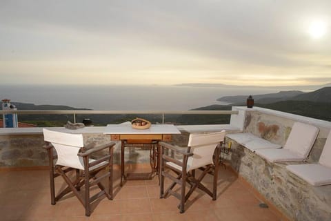 Natural landscape, Balcony/Terrace, Seating area, Mountain view