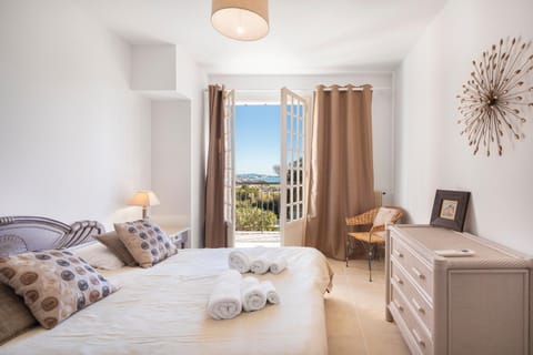 Bed, Photo of the whole room, Sea view