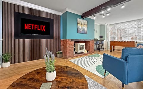Communal lounge/ TV room, TV and multimedia, Living room, Seating area, Evening entertainment