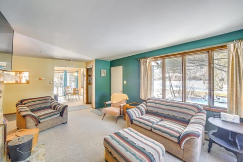 Outdoor Paradise Spacious Wisconsin Family Home House in Wisconsin