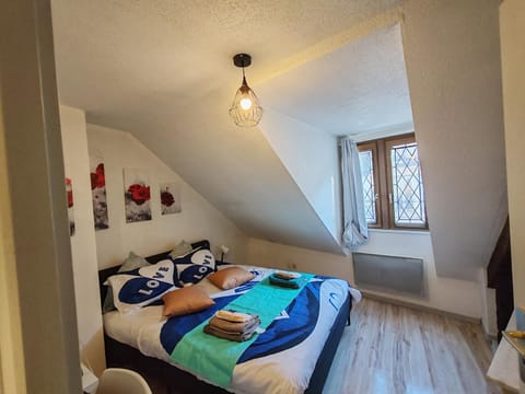 Bed, Photo of the whole room, Bedroom, towels