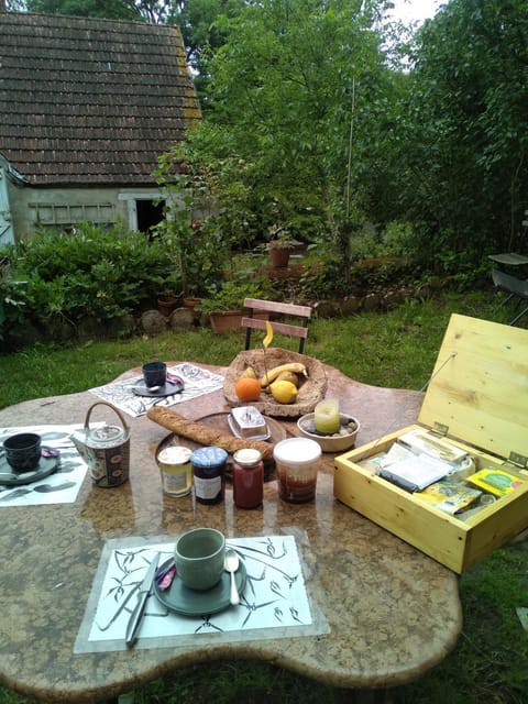Coffee/tea facilities, Food and drinks