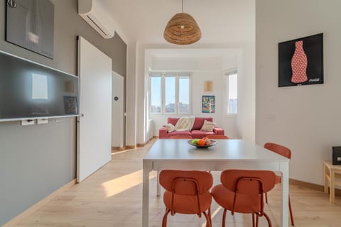 TV and multimedia, Living room, Seating area, Dining area